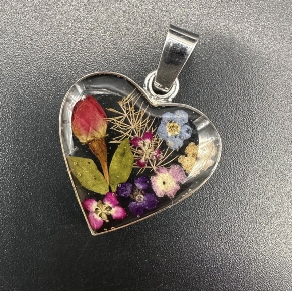 Beautiful Dried Flowers In Resin Silver Tone Heart Pendant - Picture 2 of 8